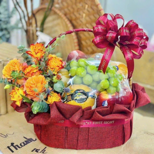 GIỎ TRÁI CÂY QUÀ TẶNG PHỐI HOA TƯƠI 